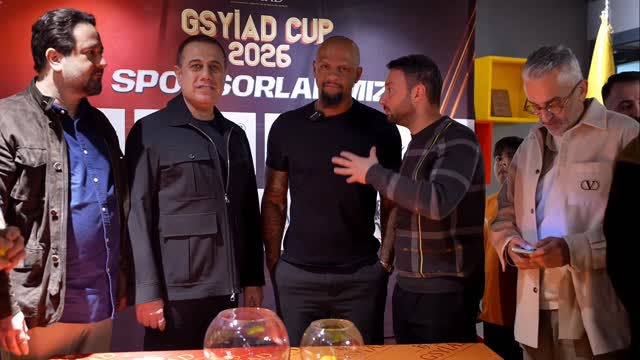 Geleneksel GSYİAD Cup Halı Saha Turnuvamızın grup kura çekimini, efsane futbolcumuz Felipe Melo ile birlikte gerçekleştirdik.

Kura çekiminde bizlerle olduğu için kendisine teşekkür ediyor, turnuvaya katılan tüm takımlarımıza başarılar diliyoruz. 💛❤️
